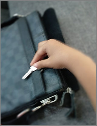 Kind entwendet den Haustürschlüssel aus der Handtasche Kind nimmt Schlüssel aus Handtasche